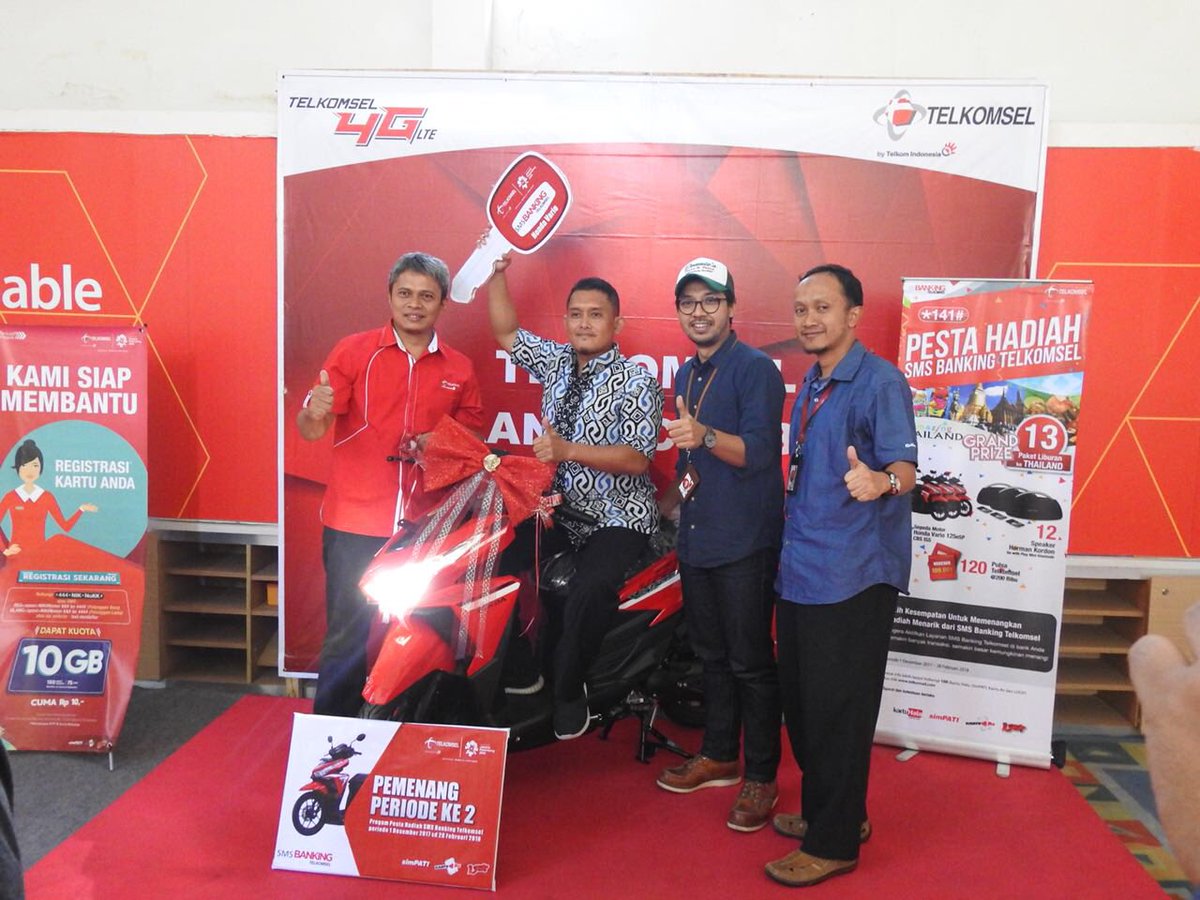 Manager Branch Cirebon Telkomsel Fachrul Rizzal didampingi Manager Network Service Cirebon Telkomsel Irman Ardiana, menyerhkn lngsng hadiah Pesta Hadiah SMS Banking kpd pelanggan Telkomsel asal Cirebon Fatchullah yg berhasil memberi plng hdh periode ke 
2  satu unit motor Vario.