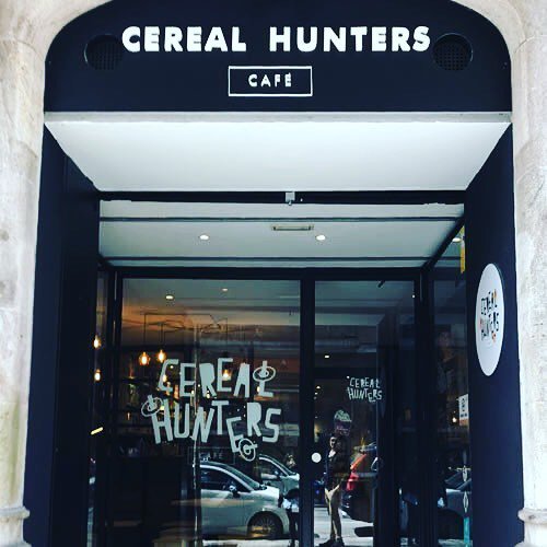 Hace unos días pasamos por el @cerealhunterscafe en el #Eixample y nos lo marcamos en nuestra lista de #quieroir para la próxima #merienda con #niños (o sin ellos...)⠀
⠀
Elige  tu leche 🥛, tus cereales 🥣, unos toppings... y como con la magdalena de P… ift.tt/2GAvhnl