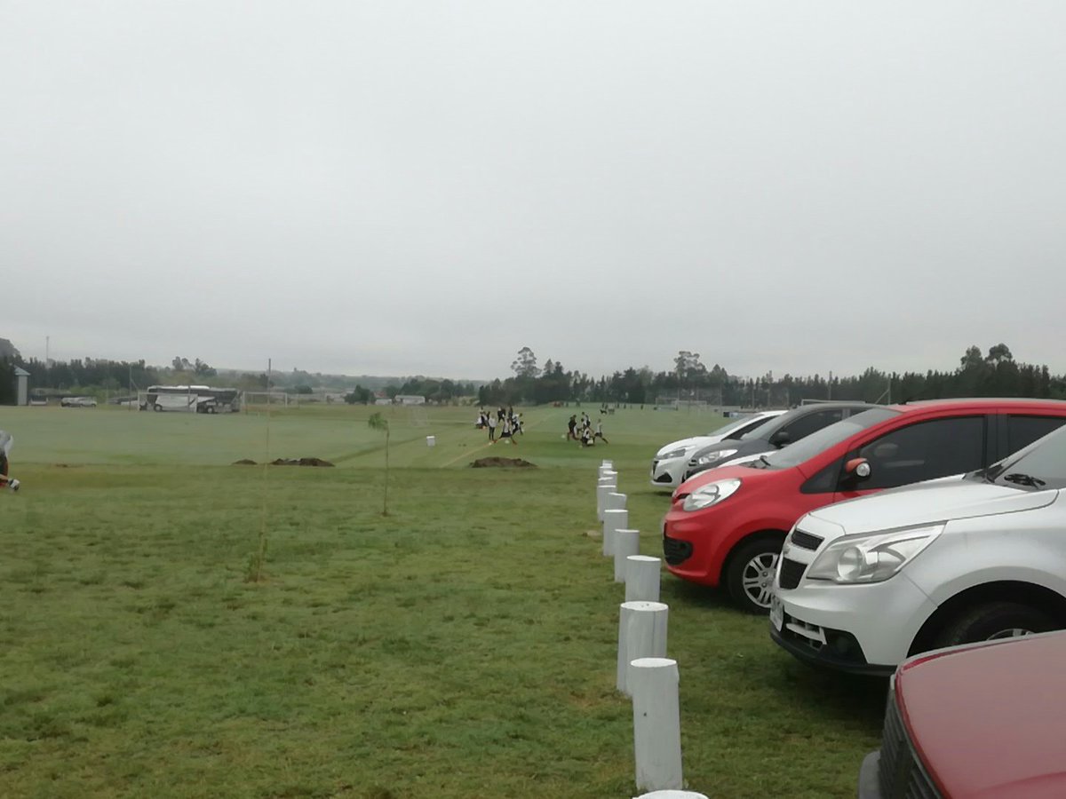 Calentamiento de los jugadores en el Complejo de Danubio.