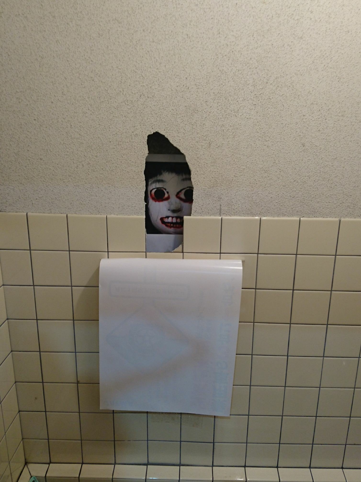 ビビり度0 間違いなし トイレの壁に空いた穴をふさぐ対処法が怖すぎる 話題の画像プラス ビビり度0 間違いなし トイレの壁に空いた穴をふさぐ対処法が怖すぎる 話題の画像プラス