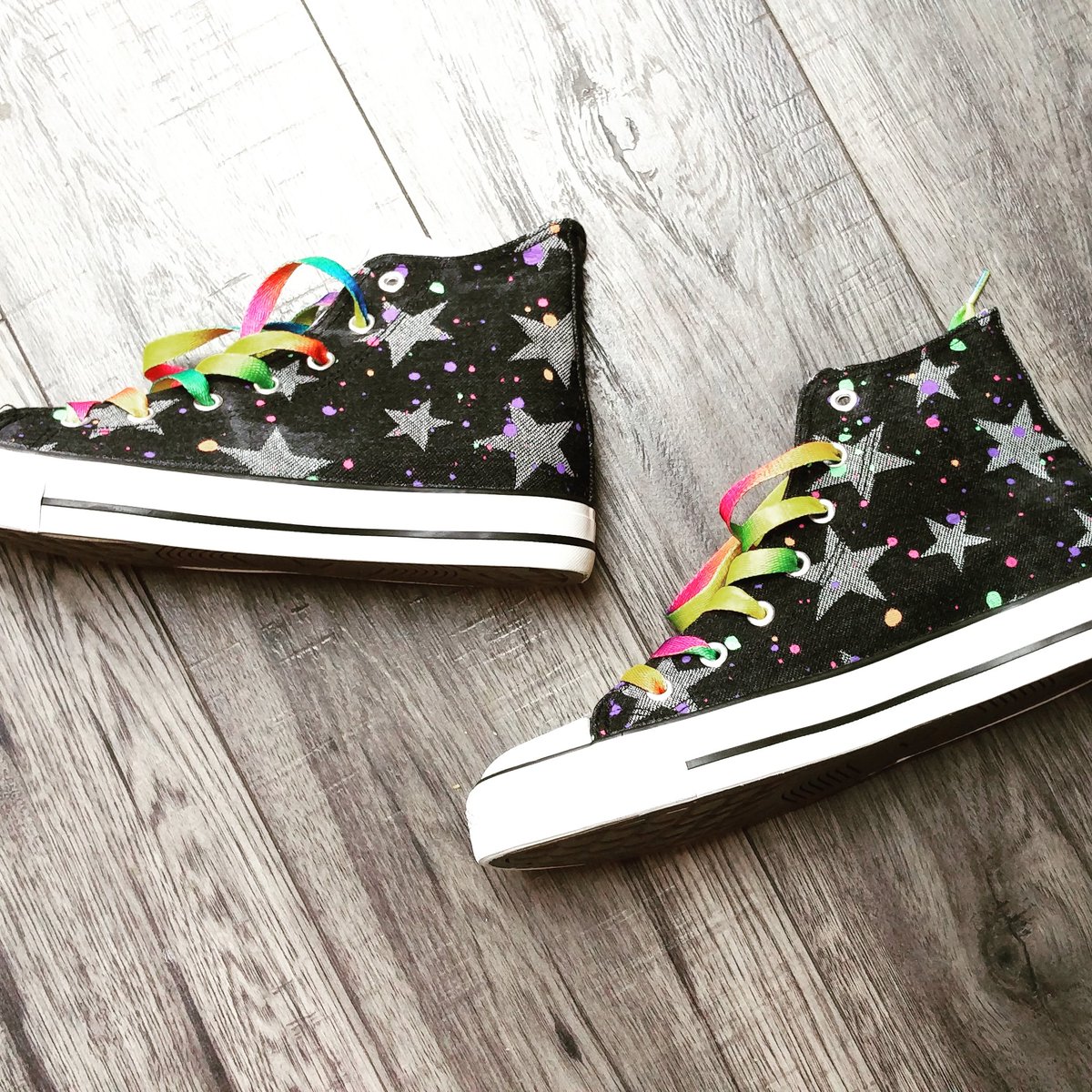 FreshAirButtons's tweet image. New shoes!!! @richardarpino #newshoes #Shoes #trainers #canvas #hitopshoes #boots #Stars #rainbowlaces #rainbow #awesome