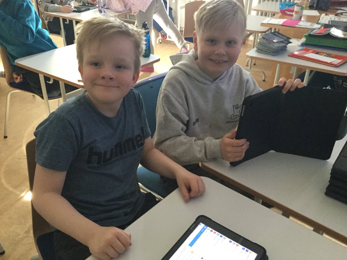 Dagur og Róbert í 4-X í Kópavogsskóla með nýju spjaldtölvurnar sínar #menntaspjall #kopipad