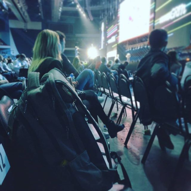 pTumaev's tweet photo. Оставил на стуле рюкзак и пошел обедать. Возвращаюсь, рюкзака нет. Думаю, ну неужели на конференции, где все такие успешные и вообще стартаперы, в дорогом партере кому-то придет в голову воровать вещи.. Оказалось охранник увидел, что сумка лежит без хозяина, вызвал полицию О… https://t.co/bWhkk2xYFY