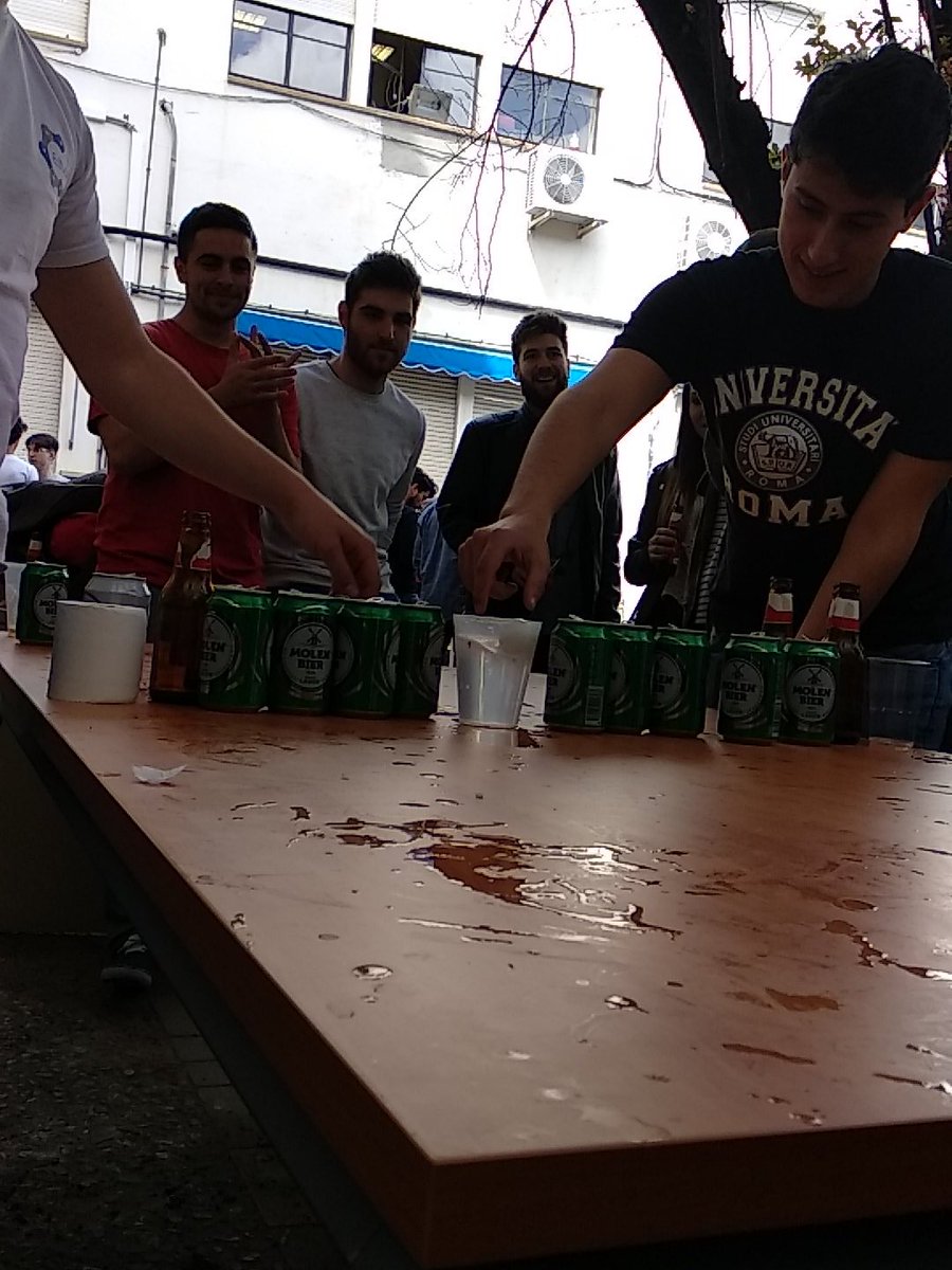 EimaSevilla's tweet photo. Estamos que lo pegamos con el beerpong pong https://t.co/uPWFEXBLNb