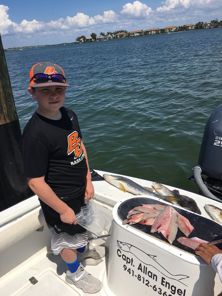 AndyKitchen3's tweet photo. @prsok , Ben and Capt Allen Engle 50+ fish, 5 different species and 2 bags full to grill up! #Ballin https://t.co/1L973NN2fU