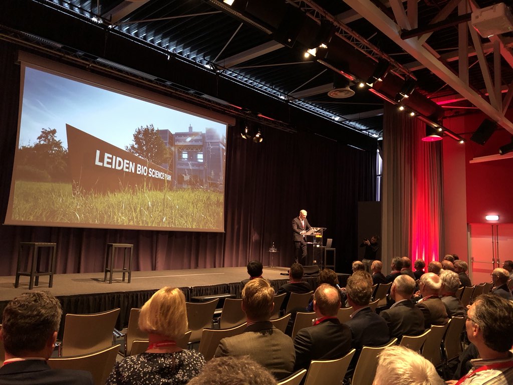 Wethouder <a href="/RobertStrijk/">Robert Strijk</a> opent congres Connecting the #dots van <a href="/Leidenbsp/">LeidenBioSciencePark</a>. Spreekt over de enorme impact van het cluster #lifesciences voor de wetenschap, voor de stad #Leiden en de regio. #kennis #innovatie #economie #impact
