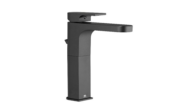 DXV's tweet photo. #MatteBlack is everywhere in @LisaMendeDesign's #BlogTourKBIS wrap up. Read on for the complete list of #KBIS2018 trends, including our Lyndon #faucet! https://t.co/ZIzky6H6EV https://t.co/O4rIgtvEHH