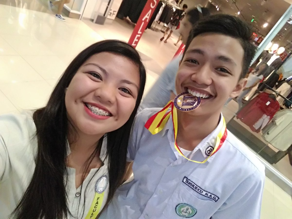 camsdiazdavid's tweet photo. 2 down, 2 to go. Always proud of you wale. Congratulations! #withhonors #20162017 #20172018 😊😊 @tanwecu_ https://t.co/s9RctpdH8Y
