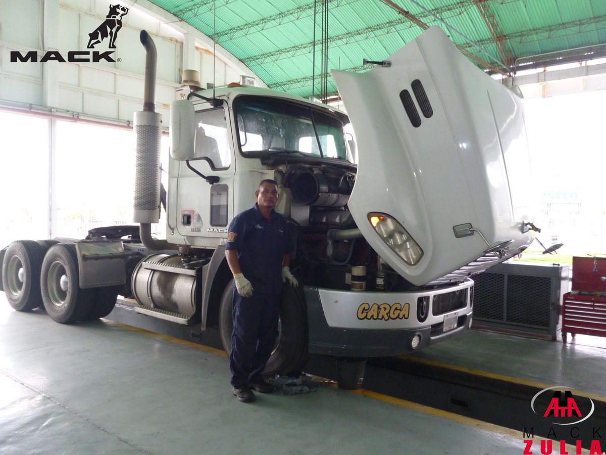 MackZulia's tweet photo. Buenos días #MackPanas 
Nada mejor que regresar a nuestro lugar de trabajo para seguir consintiendo a estos Reyes de la carretera, así como lo hace nuestro compañero Jonatan Coronel, realizando cambio de aceite y engrase a este #Mack #Vision antes de salir a guerrear!. https://t.co/lwCcNLFr0M