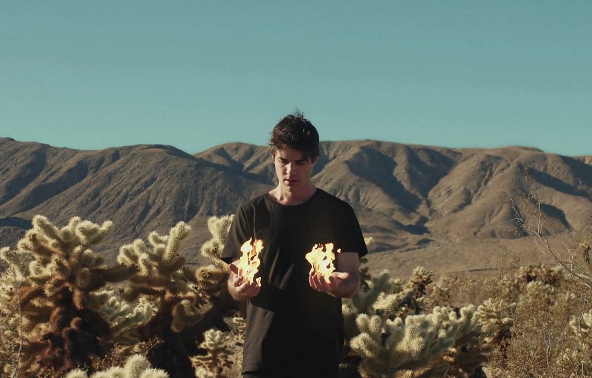 Sublime spectacle existentiel et tendre, « Bad Habit » de Geoffroy ravive, en nos cœurs meurtris, l’espoir d’un au-delà spirituel réconfortant et salvateur : indiemusic.fr/2018/04/04/geo…