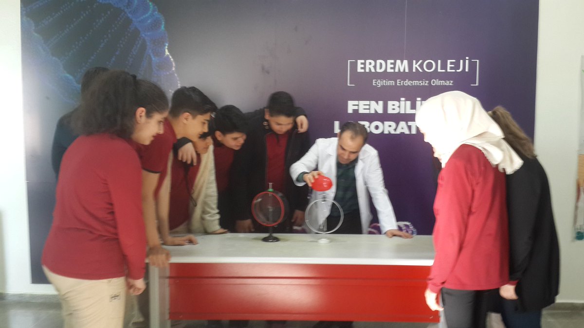 kenan_gogus's tweet photo. @erdemligelecek lerle LGS konuları ezbere değil uygulamalı eğitim ile öğrenir. Elektroskop ve yük durumu konusu işlenirken Eğlenceli bilim için Erdem Koleji @OrfiSONMEZ @nevinkalyoncu @RamazanBykkaya4 https://t.co/DGCj5RMhjH