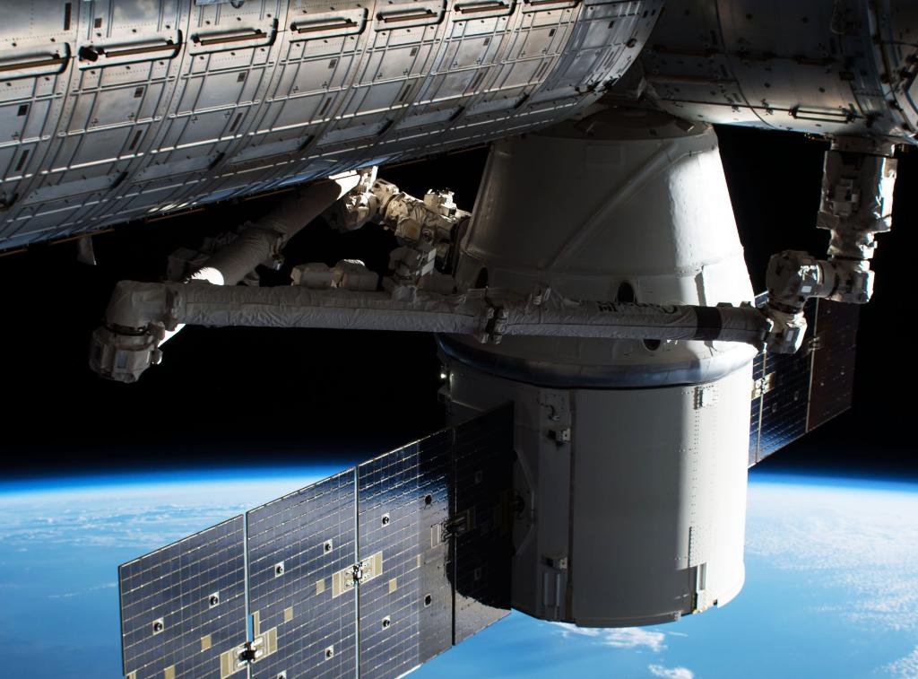 NASA's tweet image. The @SpaceX #Dragon cargo vehicle was successfully installed on the @Space_Station at 9:00am ET, delivering ~5,800 pounds of science and cargo to the orbiting laboratory. Details: go.nasa.gov/2q4NYtd