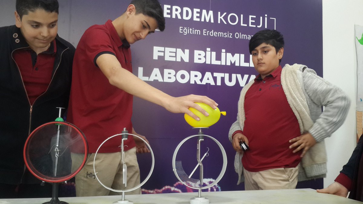 kenan_gogus's tweet photo. @erdemligelecek lerle LGS konuları ezbere değil uygulamalı eğitim ile öğrenir. Elektroskop ve yük durumu konusu işlenirken Eğlenceli bilim için Erdem Koleji @OrfiSONMEZ @nevinkalyoncu @RamazanBykkaya4 https://t.co/DGCj5RMhjH