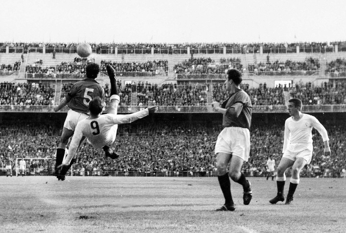 Algún veterano madridista se revolvió anoche en el sofá.
Di Stéfano, en 1953, demostrando lo que sabía hacer en su debut.
📷 Manuel Sanz Bermejo/ABC publicada en Líbero 10 #chilena