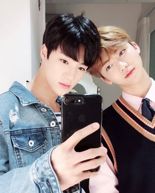 NCTsmtown's tweet photo. 오늘은 거울에 있는 제노(?), 재민이ㅎㅎ https://t.co/XULj5XLX5w