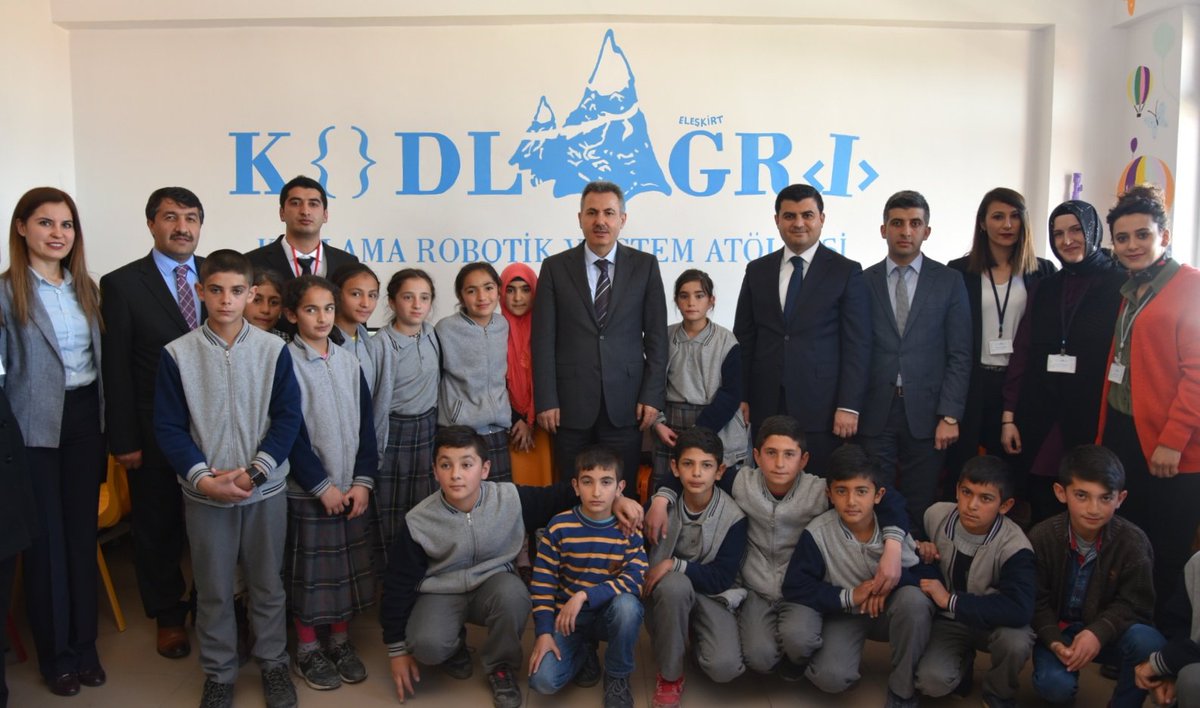 Sayın Valimiz，Eleşkirt Ortaokulunda  #KODLAĞRI projesi kapsamında Robotik ve Stem Lego Konsept Atölyesinde eğitim alan öğrenciler ile birlikte.