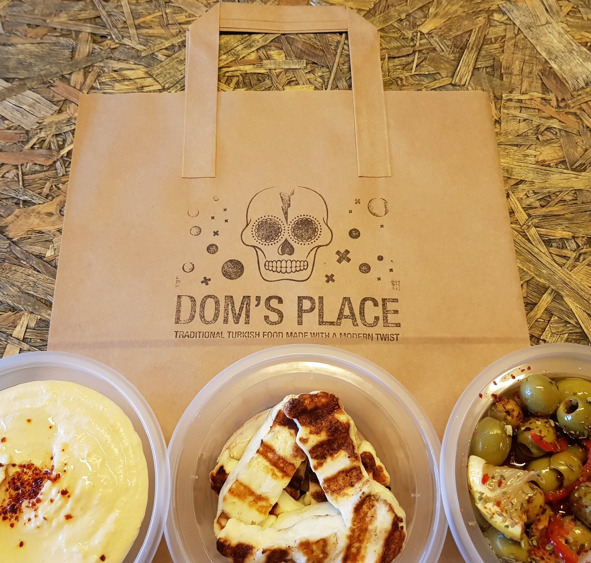 fresh humus with grilled halloumi and marinated olives ready to be delivered #hackney #clapton #hackneywick #claptoners #dalston #stokenewington #halloumi #hummus #marinated #olives #turkishcuisine