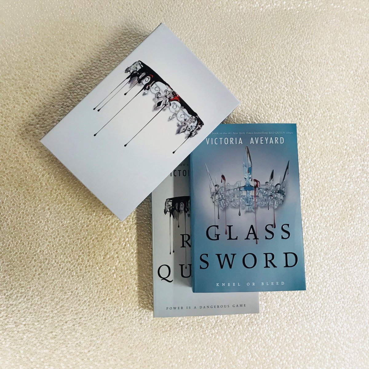 Red Queen Look What S New Paperback And Now In A Fancy Box Set Who S Starting Their Red Queen Reread To Prep For War Storm T Co P31irs2qs6 T Co Tmxcmzu8ql