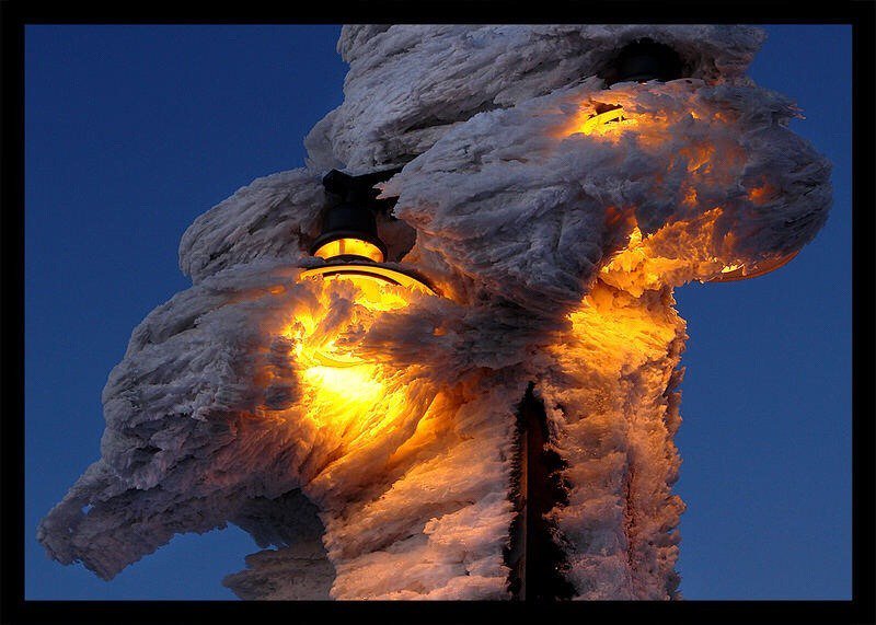 GenreFodder's tweet photo. Frozen Street Lamp https://t.co/41twUbJWO7 #surreal #weather #snow #ice #light #color https://t.co/wkGqdWc9ul