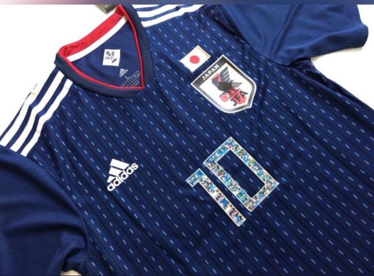 Footballogue's tweet photo. [#Japon🇯🇵] Maillot du Japon avec un flocage Olive et Tom, sympa ! 😉 https://t.co/zuZHNUpMqr