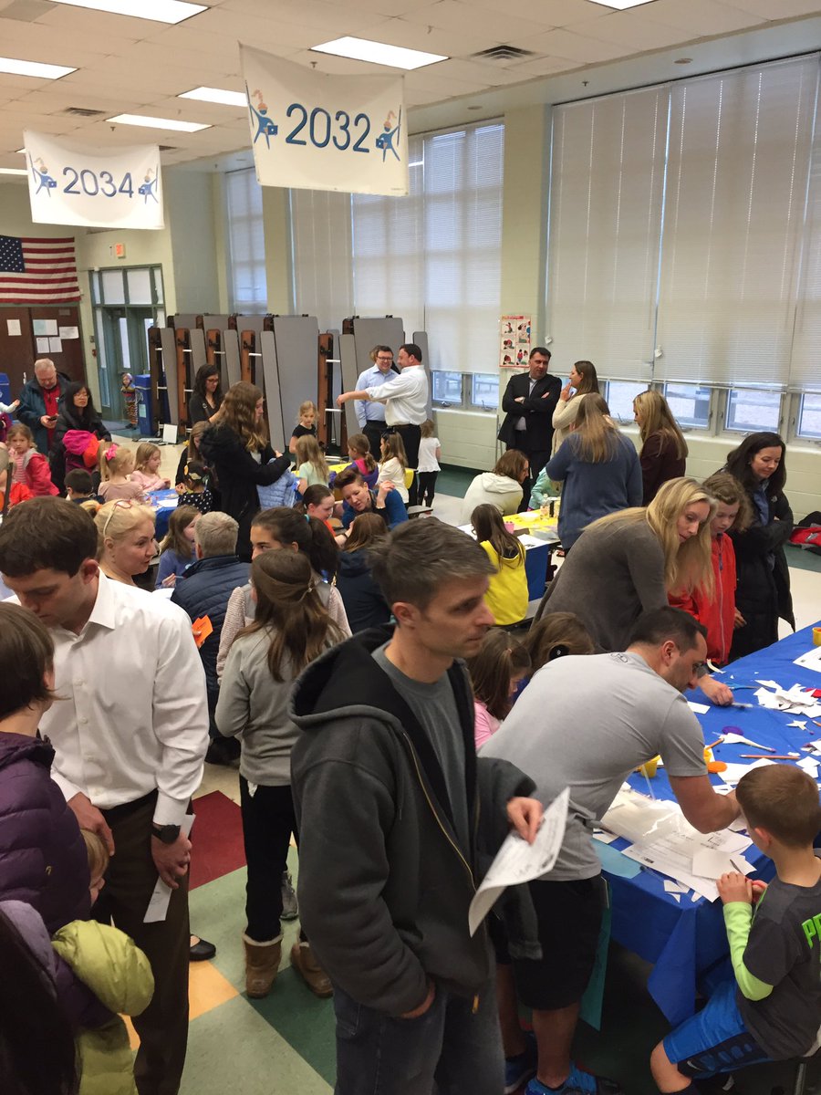 KnightsSTEAM's tweet photo. What a crowd for STEAM Night! #KnightsRock #NTMSteam @NTMKnightsAPS @APS_STEM @APSscience #NTMiLab https://t.co/BwjaCi0WmA