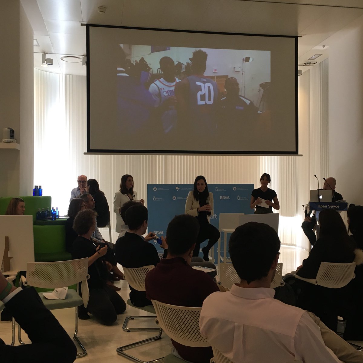 FUEONLINE's tweet image. María Gómez, responsable de selección de @bbva España da la bienvenida a todos! #eventodraft #LiquidSystem