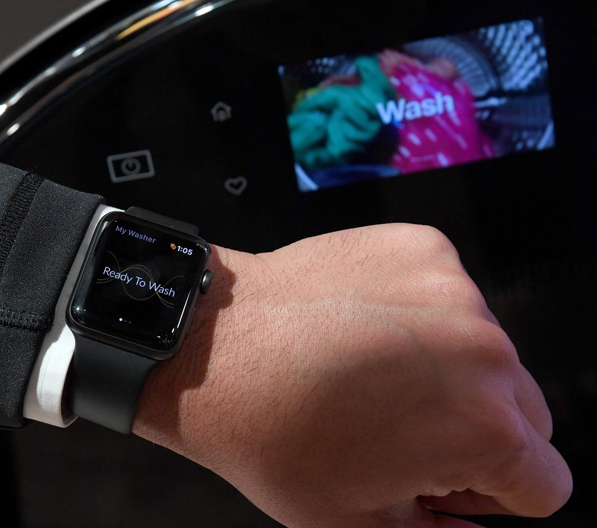 Sensovo's tweet photo. Instagram Is No Longer Available On The Apple Watch https://t.co/vB2aqLXUeo https://t.co/VJHgYeD9JF