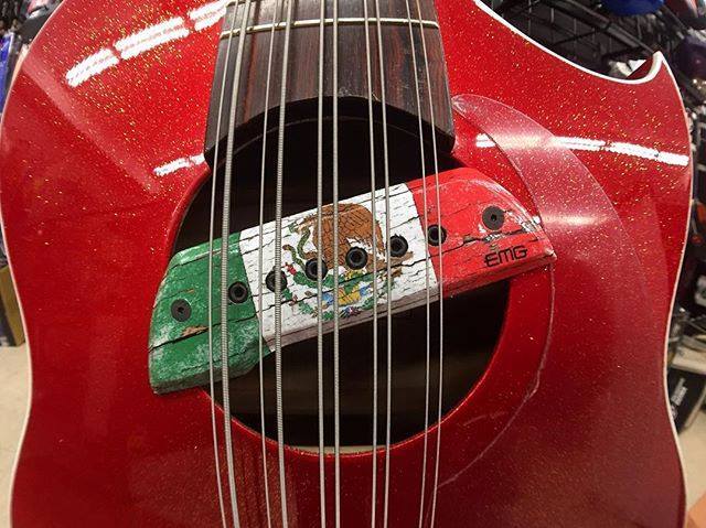 ihomiLA's tweet photo. #Bajoquintos + @emgpickups = una combinación exitosa 👍🏾🔥🎶🇲🇽 #Bajoquinto #Bajoquintos #Música #Music #Musician #Musico #Norteño #Mexico #México #LosAngeles #LA #HappeningInDTLA #Instruments @moment #ShotOnMoment #BeautifulInstrument #Norteños #Norteñas #Musicas #Musicos #… https://t.co/IMXxhP0pnA