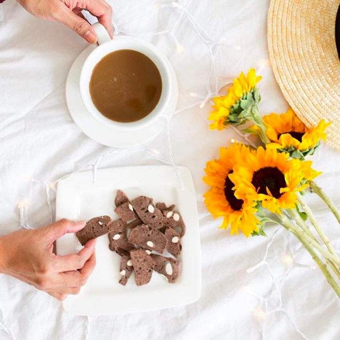 InfluensterCB's tweet photo. What do you like to eat with your coffee? ☕ Try pairing your daily brew with #UniquelyJ Chocolate & Almond Biscotti treats from @Jet! Tweet us your favorite coffee treat! 💖 https://t.co/XBGU9uxqJ4