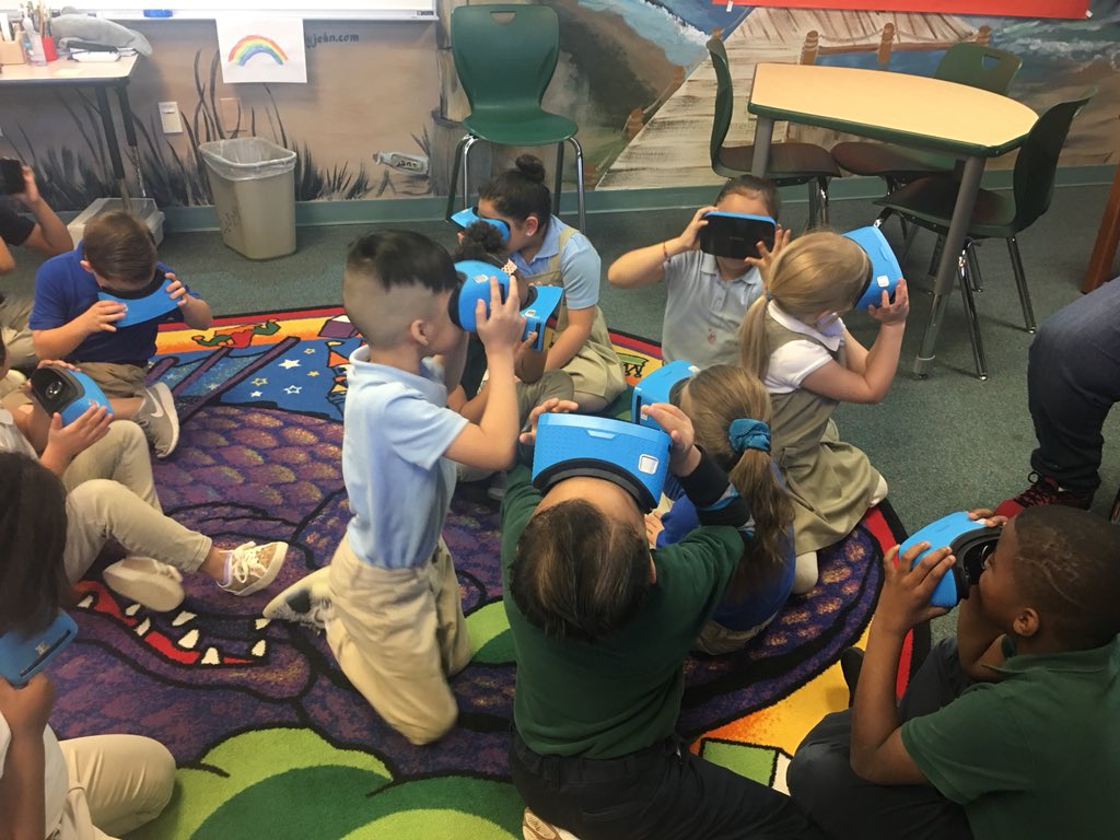 It’s a google expedition kinda Wednesday and the kids are LOVING learning about plants!!! 🌻🌼🌱 #halehurricanes @HaleELlibrary #librariansrule #especiallyours