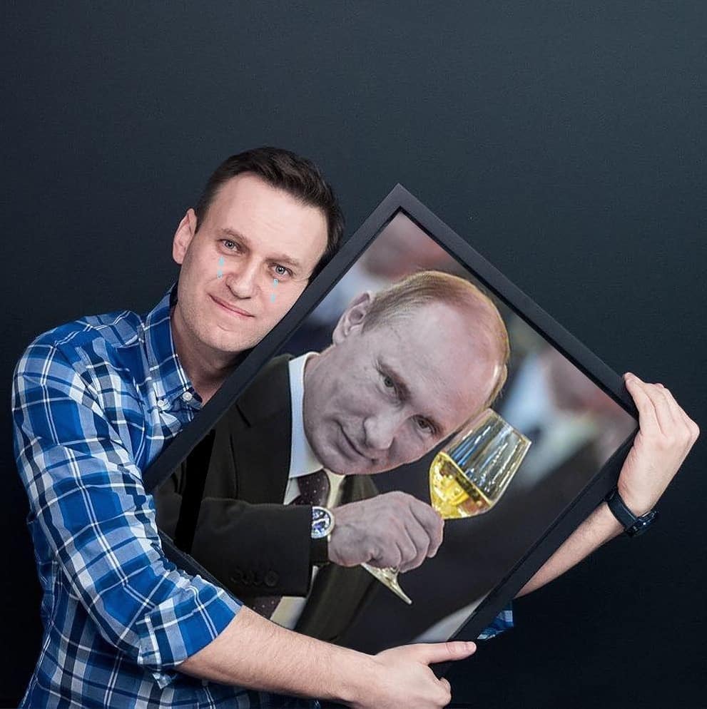 navalny's tweet photo. Вчерашнее фото в инстаграме (оригинал здесь https://t.co/v64QRgRyBB) вышло мемоёмким. Ну давайте продолжим тогда. В реплаи к это��у твиту кидайте варианты, лучшие повешу к себе в инстаграм https://t.co/j1ATDwve6B