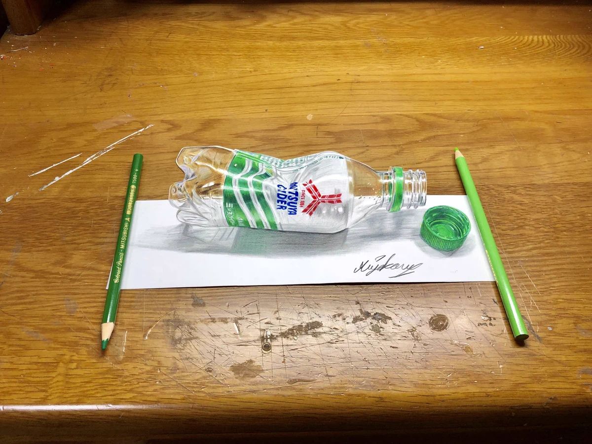 コレが本当にイラストなの？！机の上に三ツ矢サイダーがつぶれているように見える絵！