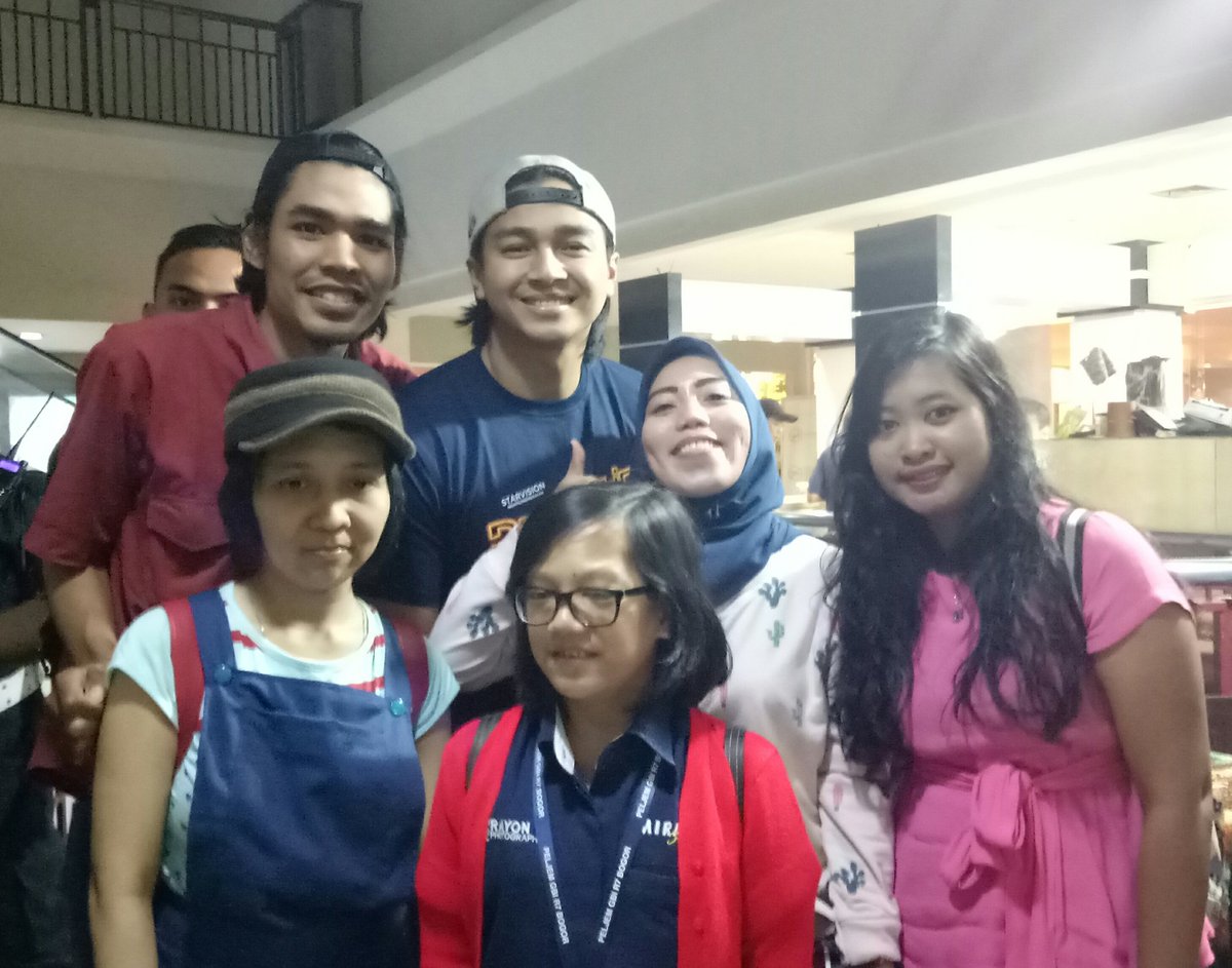 devalova_bogor's tweet photo. Terima kasih ka @DevaMahenra sudah meluangkan waktu nya ke Bogor..  dan Terima Kasih banyak buat yang hari ini sudah datang di special show @PartikelirMovie .. Besok #PartikelirMovie sudah mulai tayang jgn lupa nonton #PartikelirBESOK https://t.co/0JousCyjGN