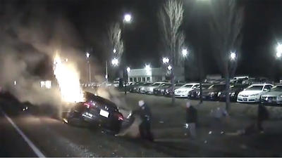BeaconNews's tweet image. Police video shows witnesses pulling a 34-year-old Warrenville man out of a burning car in Aurora trib.in/2GWqfVu