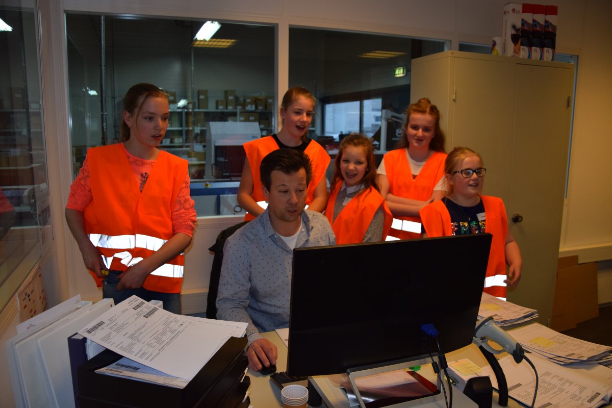 VanderMostBV's tweet photo. Vandaag was het weer Roefeldag! Kinderen van de Heerder basisscholen namen een kijkje achter de schermen bij Koninklijke Van der Most en maakten een gepersonaliseerde poster! https://t.co/A7mhcuuUKR