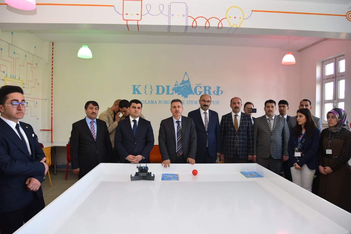 Eleşkirt Cengiz Topel Ortaokulunda #KODLAĞRI projesi kapsamında oluşturulan Robotik ve Stem Vex Konsept Atölyesini ziyaret eden Sayın Valimiz, öğrencilerin yaptıkları çalışmaları izledi.