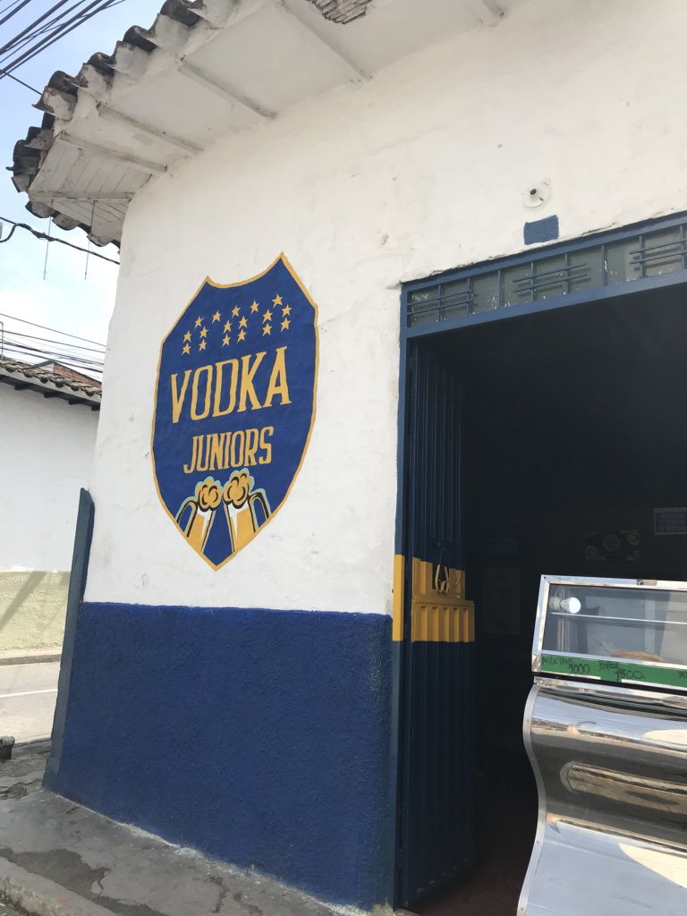 VargasHarker's tweet photo. #CreatividadLocal Una licorera en Floridablanca que asocia su marca con un legítimo beneficio de recordación, al agregar sentido del humor logran una propuesta totalmente válida. https://t.co/iDOw48UOTy