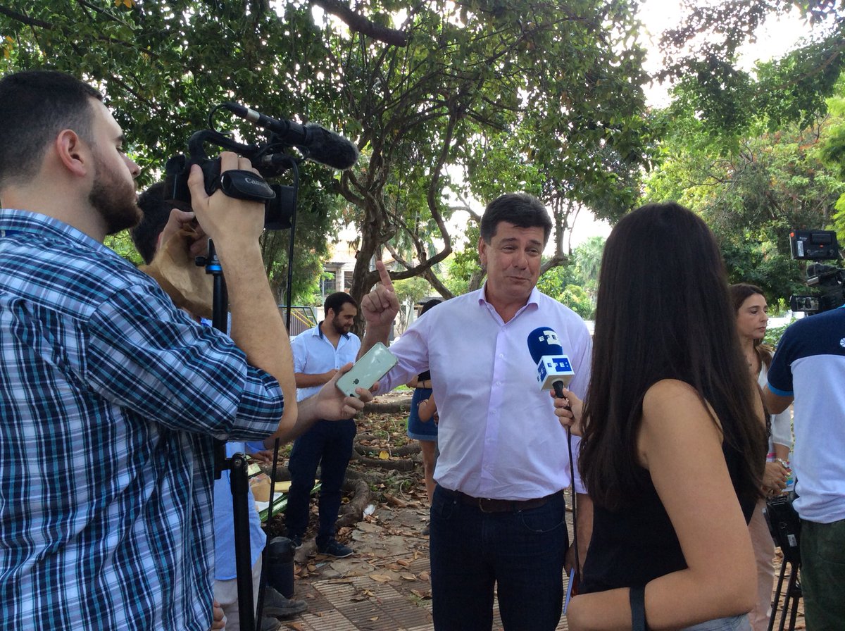 UNFPAPy's tweet photo. #ConsejoConsultivo #Adolescente y #Joven del #UNFPA comparte los 25 compromisos con los candidatos de @AlianzaGanar a la Presidencia @EfrainAlegre y a la Vicepresidencia @leitorubin en una ronda de terere https://t.co/ppqsC6gYT6