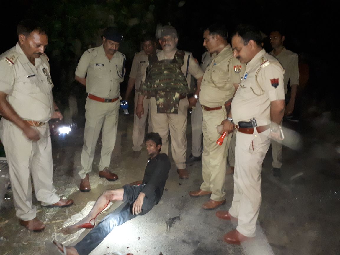meerutpolice's tweet photo. थाना मुण्डाली पुलिस द्वारा मोटर साईकिल लुटेरा व शातिर अभियुक्त तसव्वर पुत्र तैमूर निवासी कायस्थ बड्डा को पुलिस मुठभेड में गिरफ्तार किया गया है #UPPolice https://t.co/5bKN99mlr7