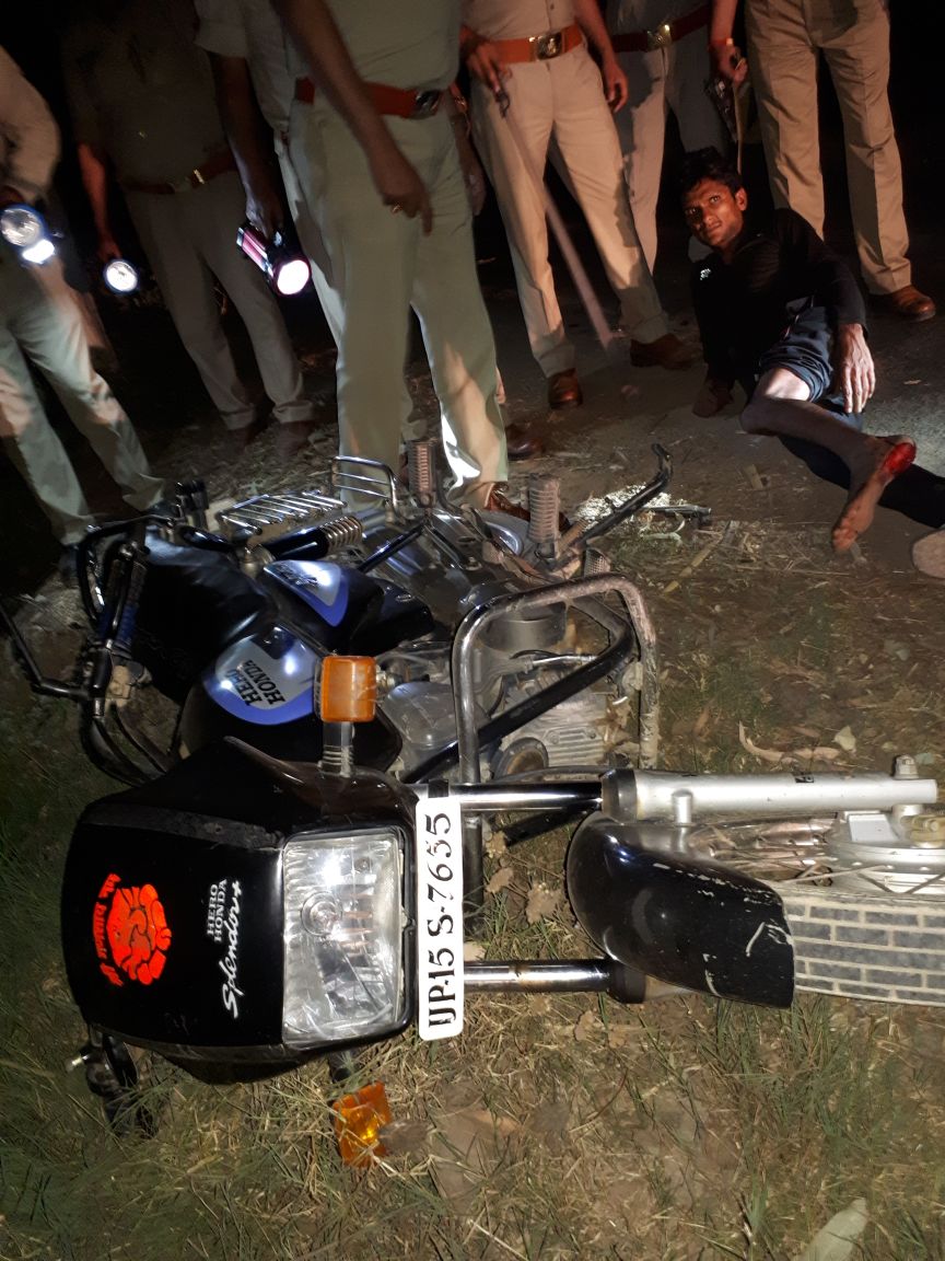 meerutpolice's tweet photo. थाना मुण्डाली पुलिस द्वारा मोटर साईकिल लुटेरा व शातिर अभियुक्त तसव्वर पुत्र तैमूर निवासी कायस्थ बड्डा को पुलिस मुठभेड में गिरफ्तार किया गया है #UPPolice https://t.co/5bKN99mlr7