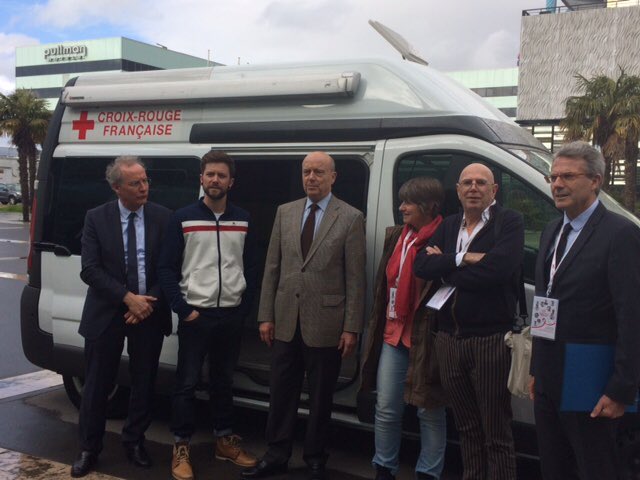 jeanmidelile's tweet photo. Le Maire de @Bordeaux Alain Juppé visite le bus d’échange de seringues du CEID @FedeAddiction en préambule à la session d’ouverture de #AFRAVIH2018 https://t.co/ufumogEMz2