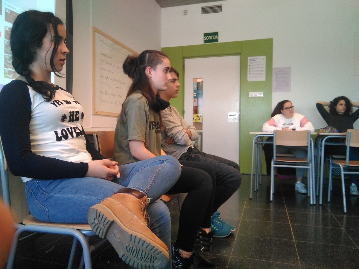 BetlemCuesta's tweet photo. Avui a #ProjectesAmbits hem tingut un convidat d'excepció: @lamirada ens ha ensenyat que a vegades per aprendre cal ser "amics crítics"! Una dinàmica fantàstica de coavaluacio i una oportunitat única de millorar. 
Gràcies Boris. Un plaer immens! https://t.co/9FiT9hTtUn