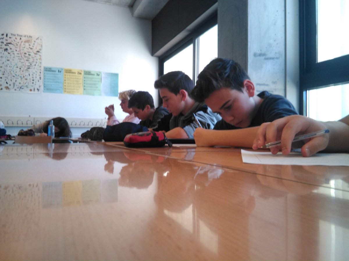 BetlemCuesta's tweet photo. Avui a #ProjectesAmbits hem tingut un convidat d'excepció: @lamirada ens ha ensenyat que a vegades per aprendre cal ser "amics crítics"! Una dinàmica fantàstica de coavaluacio i una oportunitat única de millorar. 
Gràcies Boris. Un plaer immens! https://t.co/9FiT9hTtUn