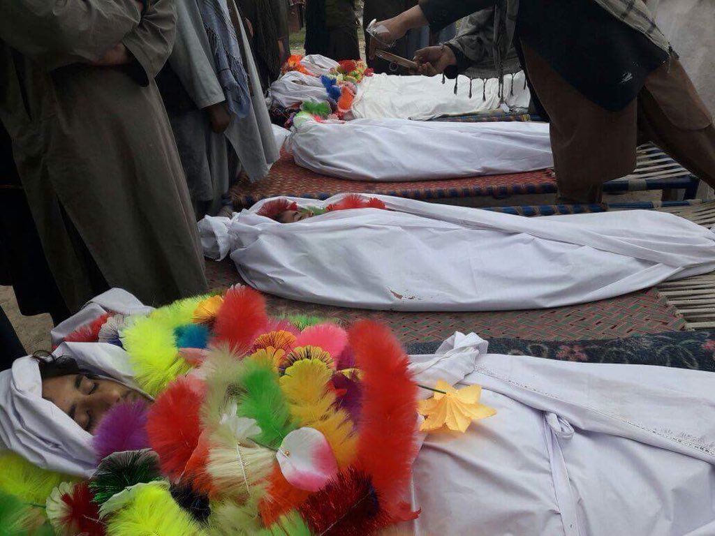 ihhinsaniyardim's tweet photo. ABD’nin, Afganistan’ın Kunduz vilayetindeki bir medresede hafızlığı bitirenler için yapılan mezuniyet töreni sırasında düzenlediği hava saldırısında 100 Kur’an hafızı çocuk hayatını kaybetti. https://t.co/SK83Sl8P1X