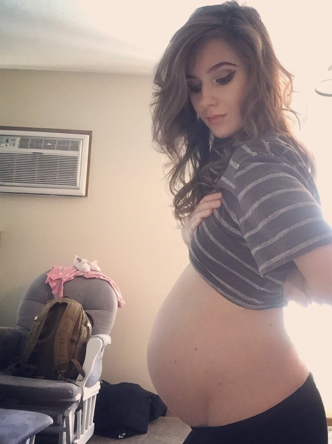jane_schmelzer's tweet photo. 36 weeks pregnant 💙💙 https://t.co/yuyY2CWqCa