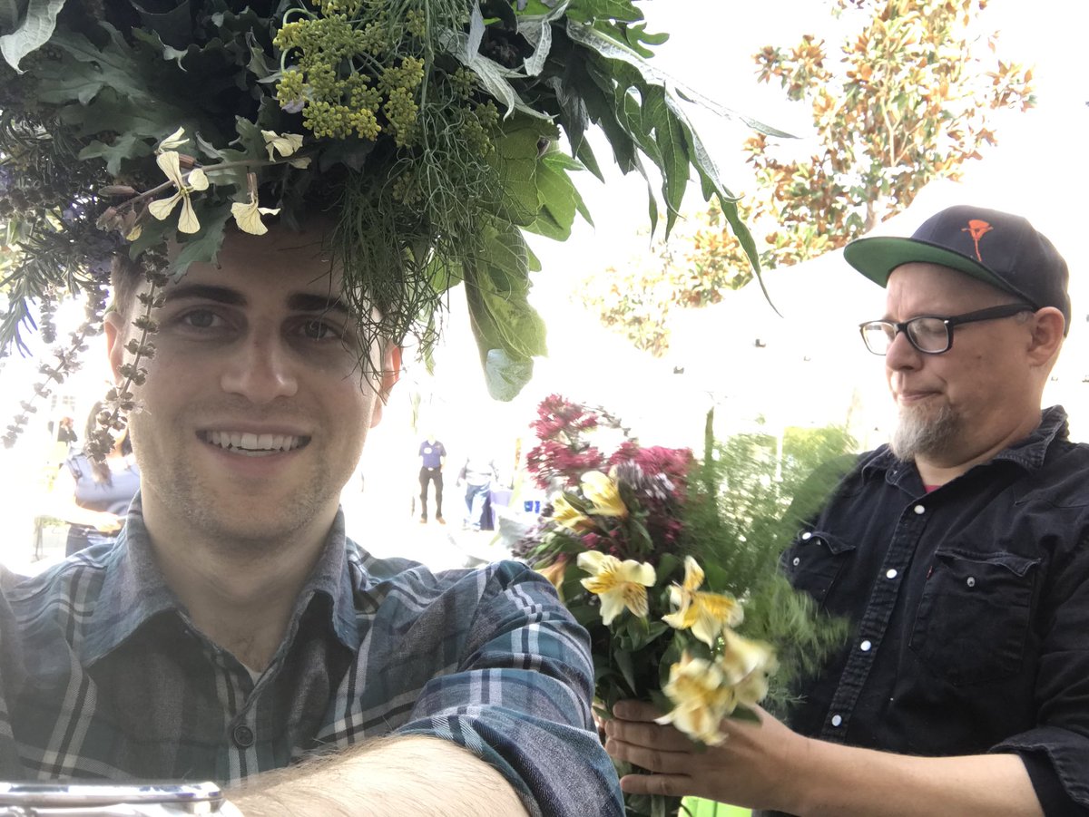 ProduceHabitat's tweet photo. A selfie with @Cocoxochitl at @GrowRIVERSIDE - how do I look? 🤪🌻#GrowRiverside 🌿💐 https://t.co/Lzb1reOSKa