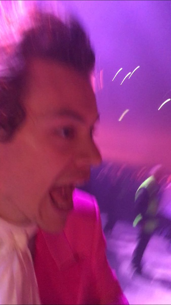 hARTrrys's tweet photo. #HarryStylesLiveOnTourbologna LA FACCIA DI HARRY MENTRE CORREVA DAVANTI A ME E SI È IMPIGLIATO NEL MIO BRACCIALE https://t.co/GxPygKZcxB
