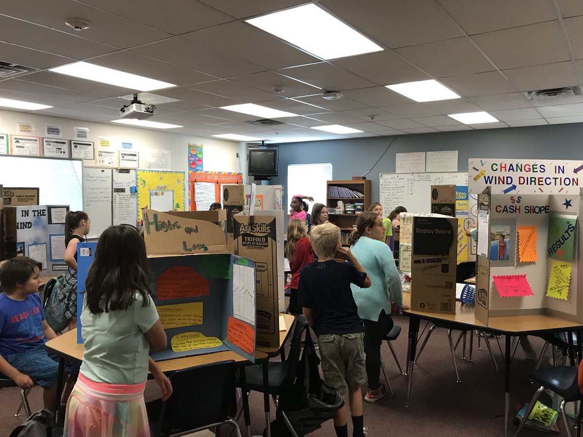 DMSblackhawks's tweet photo. @DMSblackhawks 4th graders showing off their weather projects. @DVUSD @JSchwarting https://t.co/4r4dRNevdg
