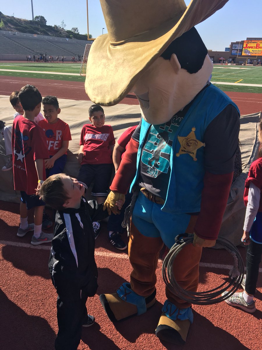 BSuarez_SVES's tweet image. “If you want to go fast, go alone. If you want to go far, go together!” 💙 #TeamSISD #springgames @SVista_ES @EFlores_SVES @GMontes_SVES @sledezm7 @LZBeltran_SVES