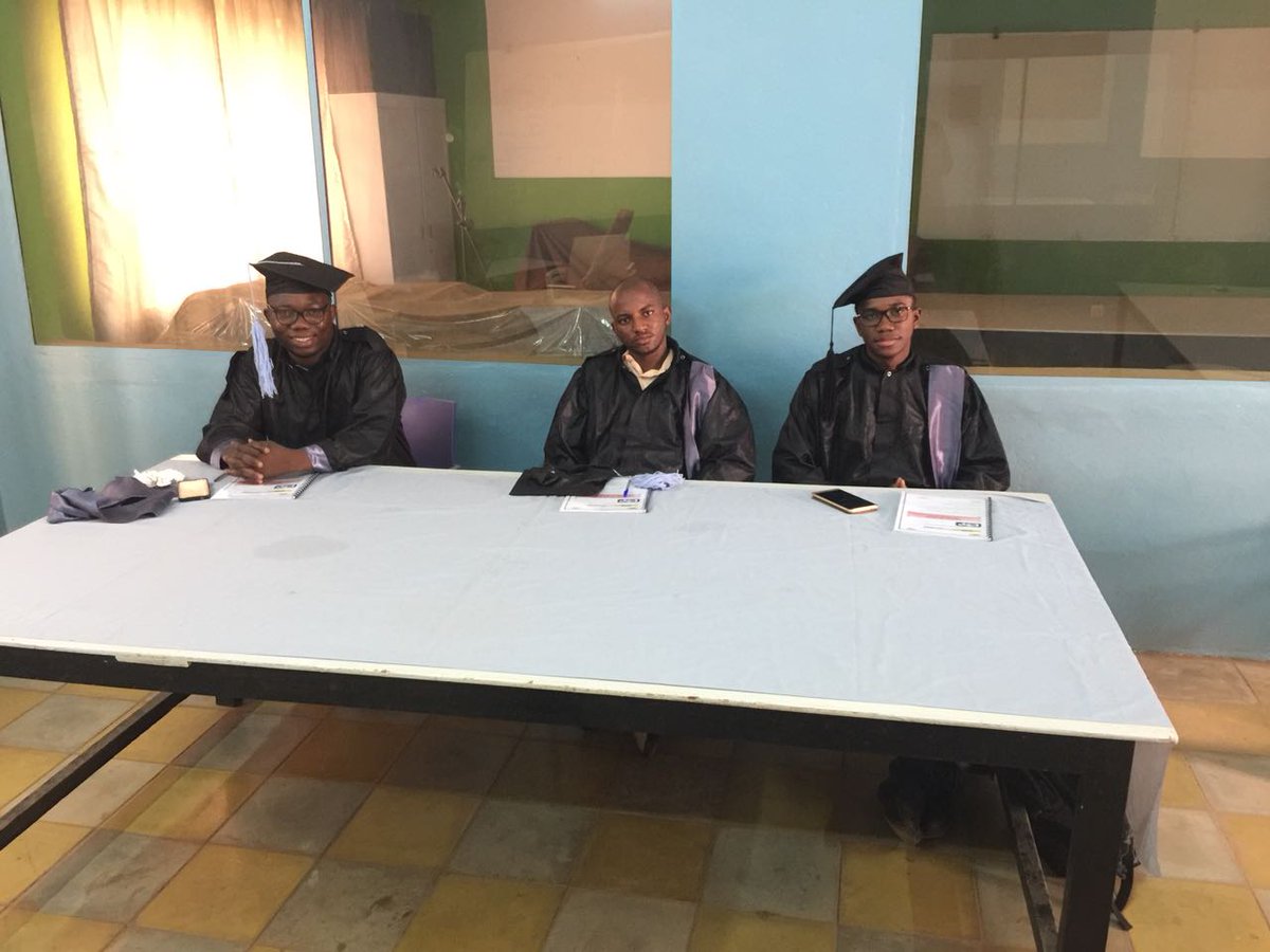 EmmanuelBama's tweet image. parmi le Jury de la soutenance  en licence 3 sur les services réseaux intelligents.

#ESCT #PoleTech